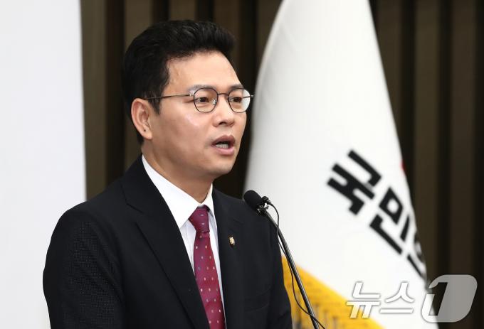 박정훈 국민의힘 의원이 17일 오전 서울 여의도 국회에서 열린 의회정치 원상복구 의원총회에서 이재명 더불어민주당 대표의 위증 교사 혐의 재판과 관련한 이 대표와 김병량 전 성남시장 수행비서 김모씨의 통화 녹음 자료에 대해 설명하고 있다. 2024.6.17/뉴스1 ⓒ News1 이광호 기자