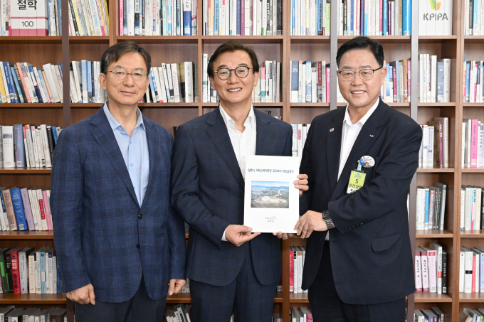 강수현 양주시장(오른쪽)이 국회에서 정성호 국회의원(왼쪽)과 전재수 문화체육관광위원회  위원장(가운데)을 만나 양주시 국제스케이트장 유치에 대한 시민들의 열망을 전달하고 있다. /사진제공=양주시
