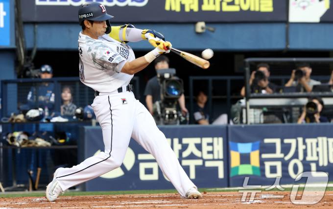[사진] 홈런으로 역전시키는 두산 강승호
