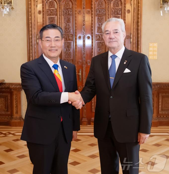 [사진] 신원식 장관, 루마니아 국가안보수석보좌관과 접견
