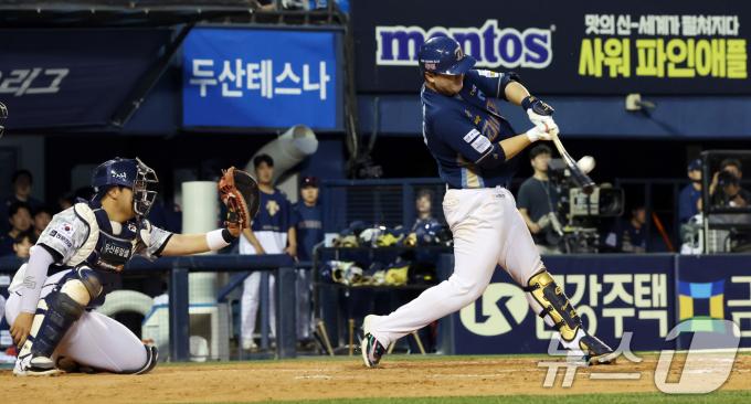 [사진] 안타치는 NC 김형준