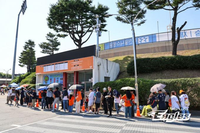 [사진] 청주야구장 입장 기다리는 야구팬들