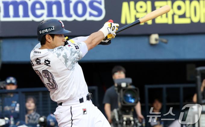 18일 오후 서울 송파구 잠실야구장에서 열린 프로야구 '2024 신한 SOL 뱅크 KBO리그' 두산 베어스와 NC 다이노스의 경기에서 2회말 무사 1, 2루 상황, 두산 강승호가 홈런을 치고 있다. 2024.6.18/뉴스1 ⓒ News1 김명섭 기자
