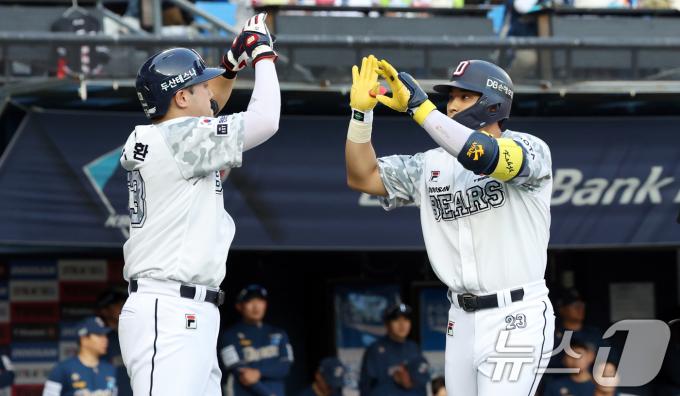 18일 오후 서울 송파구 잠실야구장에서 열린 프로야구 '2024 신한 SOL 뱅크 KBO리그' 두산 베어스와 NC 다이노스의 경기에서 2회말 무사 1, 2루 상황, 두산 강승호가 홈런을 치고 홈인하고 있다. 2024.6.18/뉴스1 ⓒ News1 김명섭 기자