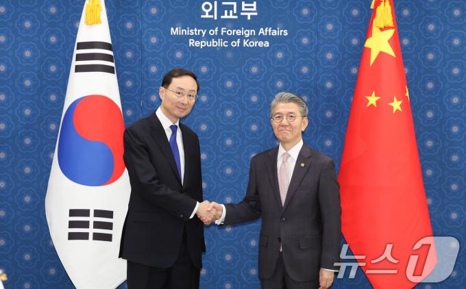 김홍균 외교부 1차관과 쑨웨이둥 중국 외교부 부부장이 18일 서울 종로구 외교부 청사에서 열린 한중 외교안보대화에 앞서 기념촬영을 하고 있다. 2024.6.18/뉴스1 ⓒ News1 허경 기자