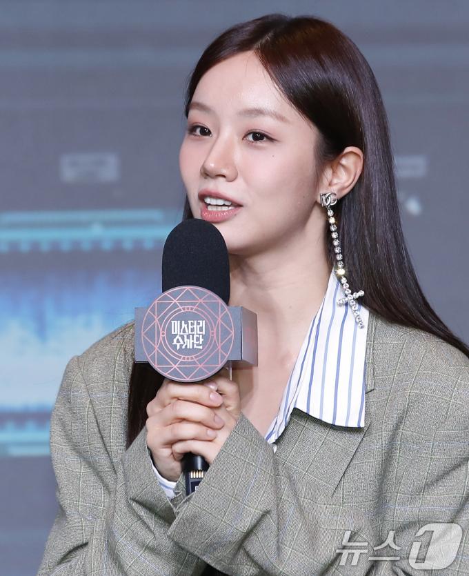 배우 혜리가 18일 서울 마포구 호텔 나루 서울 엠갤러리에서 열린 넷플릭스 오리지널 예능 '미스터리 수사단' 제작발표회에서 류준열·한소희 논란에 대한 질문에 답하고 있다. ⓒ News1 권현진 기자