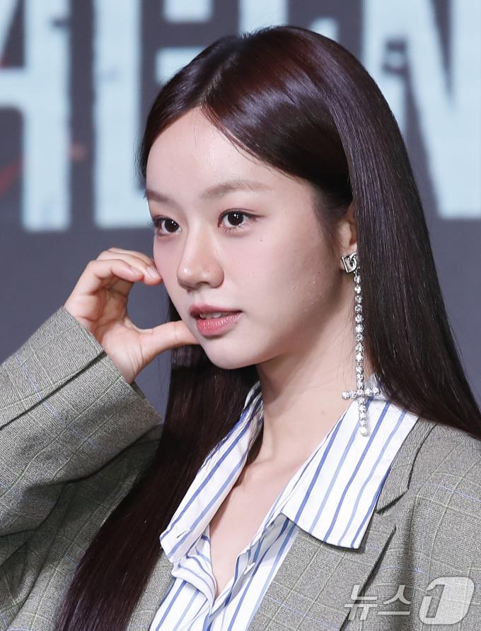 배우 혜리가 18일 서울 마포구 호텔 나루 서울 엠갤러리에서 열린 넷플릭스 오리지널 예능 '미스터리 수사단' 제작발표회에서 볼 하트를 그리고 있다. ⓒ News1 권현진 기자