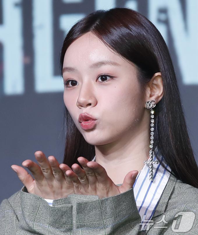 배우 혜리가 18일 서울 마포구 호텔 나루 서울 엠갤러리에서 열린 넷플릭스 오리지널 예능 '미스터리 수사단' 제작발표회에서 키스를 보내고 있다.ⓒ News1 권현진 기자
