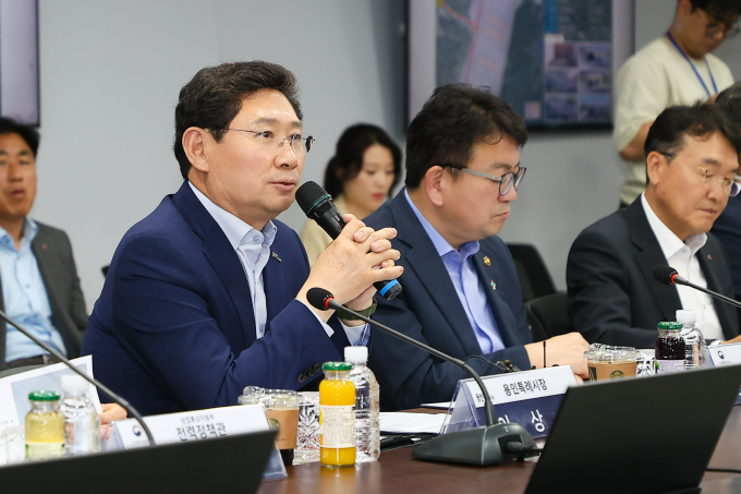 이상일 용인특례시장이 18일 처인구 원삼면 '용인반도체클러스터'에서 열린 국민의힘 에너지·AI반도체특별위원회 연석회의에 참석해 의견을 밝히고 있다. / 사진제공=용인특례시