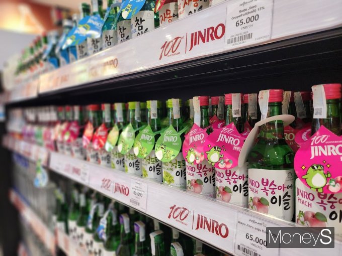 하이트진로 측은 해외에서 과일소주가 판매호조를 보이고 있다고 전했다. 베트남 하노이의 한 대형마트에 다양한 종류의 진로 소주가 진열되어 있다. /사진=황정원 기자
