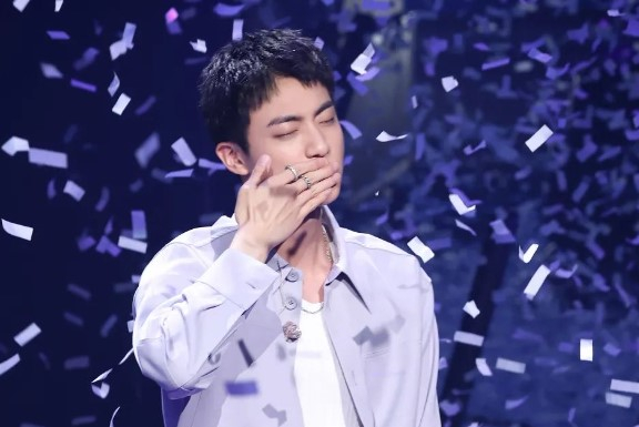 방탄소년단(BTS) 맏형 진이 허그회 행사 도중 기습 뽀뽀를 당한 일과 관련해 경찰이 내사에 착수했다. /사진=진 인스타그램