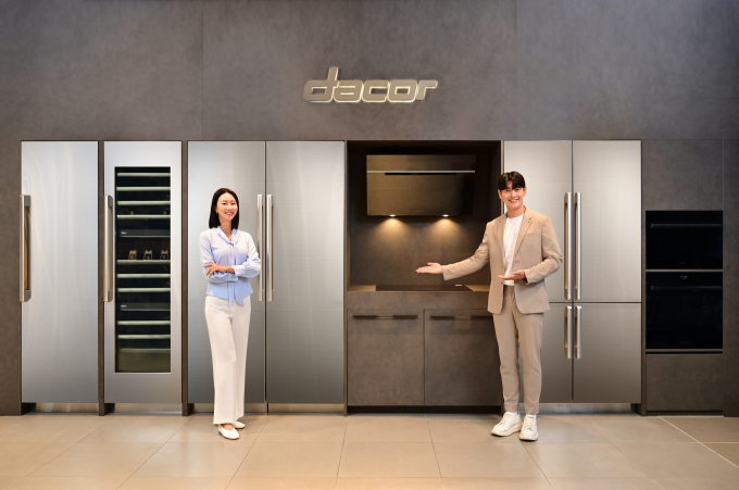 삼성전자 모델이 삼성스토어 신세계 강남점에서 럭셔리 빌트인 가전 브랜드 '데이코(Dacor)' 제품을 소개하고 있다. / 사진=삼성전자