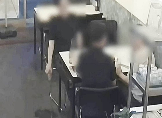 대구 중구청의 직원이치킨집에서 가게 바닥에 맥주를 쏟고 있다./사진='아프니까 사장이다'갈무리