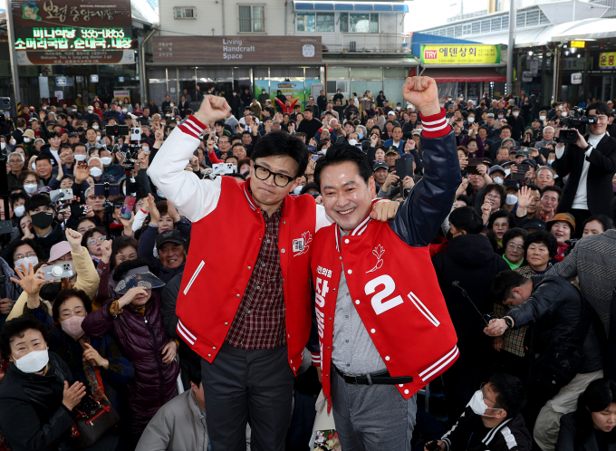 장동혁 국민의힘 원내수석대변인이 한동훈 전 국민의힘 비상대책위원장 전당대회 러닝메이트에 관한 질문에 필요하다면 마다할 생각은 없다고 전했다. 사진은 한 전 위원장(왼쪽)이 지난 3월22일 충남 보령 중앙시장에서 장 대변인과 함께 시민들에게 인사하는 모습. /사진=뉴시스(공동취재)