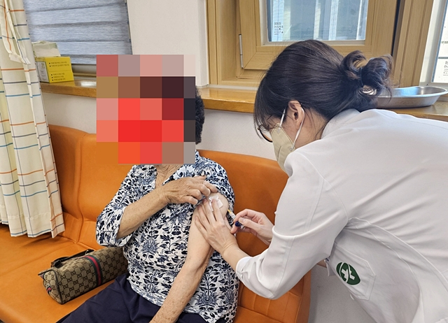 문경시 보건소 관계자가 한 어르신에게 대상포진 백신을 접종하고 있다./사진제공=경북 문경시