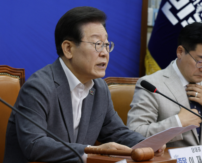 이재명 더불어민주당 대표가 주 4일제 도입을 적극 추진하겠다고 밝혔다. 사진은 이 대표가 19일 서울 여의도 국회에서 열린 최고위원회의에 참석해 모두발언 하는 모습. /사진=뉴스1