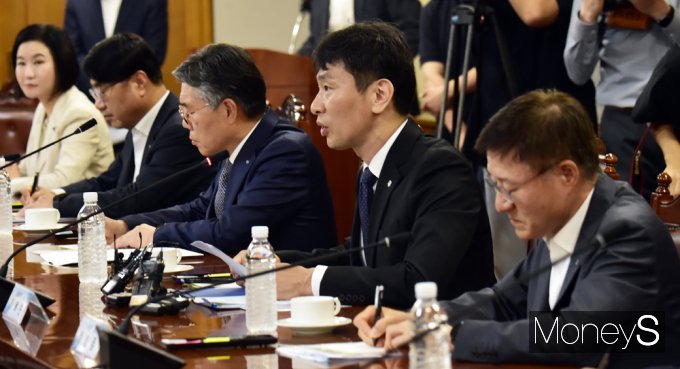 이복현 금융감독원장이 19일 오전 서울 중구 은행연합회에서 열린 국내 은행장 간담회에서 모두발언을 하고 있다. /사진=임한별 기자