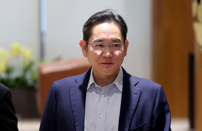 이재용 삼성전자 회장이 미국 출장을 마치고 지난 13일 오후 서울 강서구 서울김포비지니스항공센터를 통해 귀국하고 있다. / 사진=뉴스1 장수영 기자 /사진=(서울=뉴스1) 장수영 기자