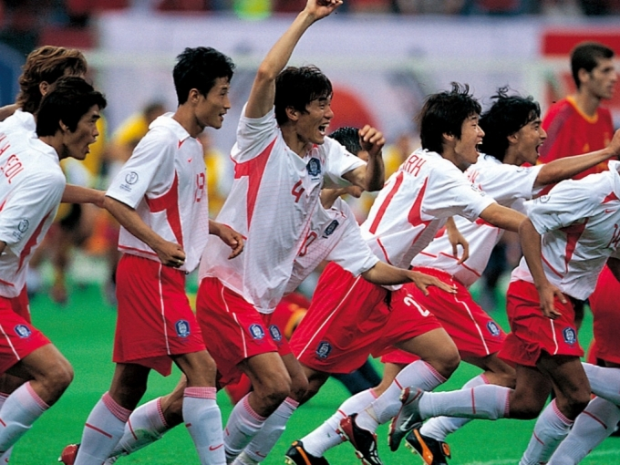 2002년 6월22일 대한민국 축구 국가대표팀이 광주월드컵경기장에서 열린 '2002 FIFA 한국·일본 월드컵'에서 승부차기로 스페인을 꺾고 4강 진출을 확정한 뒤 환호하고 있다. /사진=머니투데이(대한축구협회 제공)