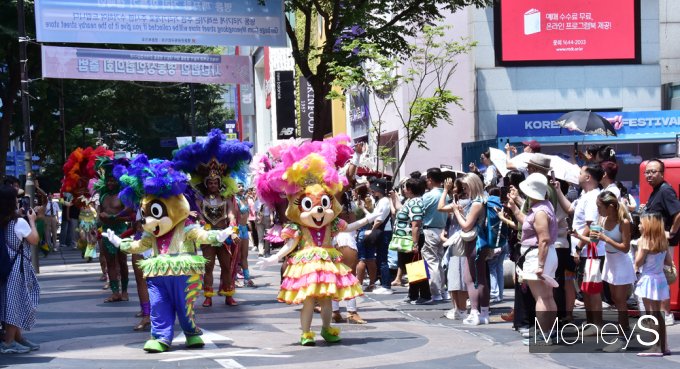 [머니S픽] 롯데월드 어드벤처, 여름 축제 시즌 '삼바'가 빠질수 없죠