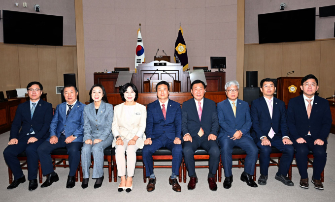 기장군의회의 허준섭(왼쪽부터)·김원일·구혜진·맹승자·박우식·박홍복·황운철·박기조·구본영 의원이 18일 제9대 기장군의회 전반기 회기를 마무리하면서 기념촬영을 하고 있다. /사진=기장군의회