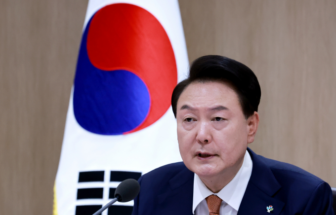 윤석열 대통령이 국민의힘 전임 원내대표단에게 "너무 나이브하게 있지 말고 열심히 싸워야 한다"고 당부했다. 사진은 윤 대통령이 지난 18일 서울 용산 대통령실 청사에서 열린 국무회의에서 발언하는 모습. /사진=뉴시스(대통령실통신사진기자단)  