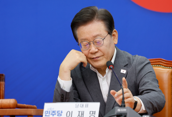더불어민주당 최고위원들이 이재명 대표를 향해 "민주당의 아버지" "이재명 시대" 등 찬사를 쏟아냈다. 사진은 이 대표가 19일 오전 서울 여의도 국회에서 열린 최고위원회의에서 발언을 마친 후 생각에 잠겨 있는 모습. /사진=뉴스1