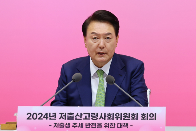 윤석열 대통령이 19일 저출생 문제 해결을 위한 총력대응체계를 가동하겠다고 말했다. 사진은 윤 대통령이 19일 경기 성남시 HD현대 아산홀에서 열린 2024년 저출산고령사회위원회 회의에서 발언하는 모습. /사진=뉴시스