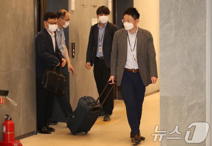 [사진] 현장조사 마치고 의협 나서는 공정위 조사관들