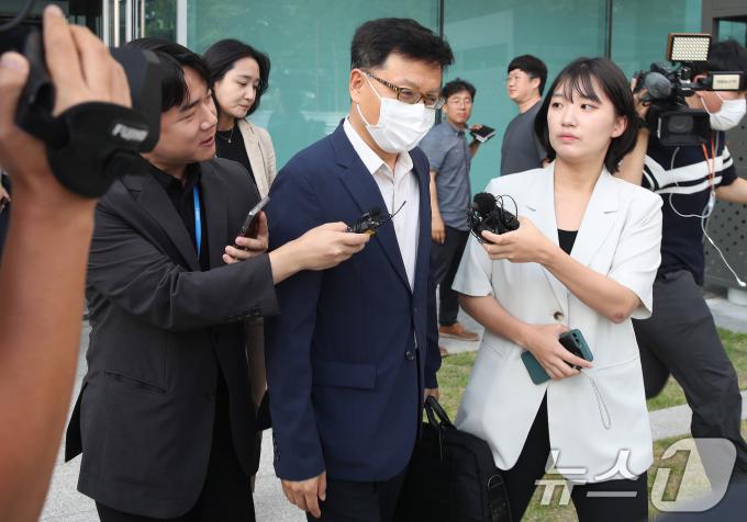 [사진] 취재진 질문에 답하는 공정위 조사관