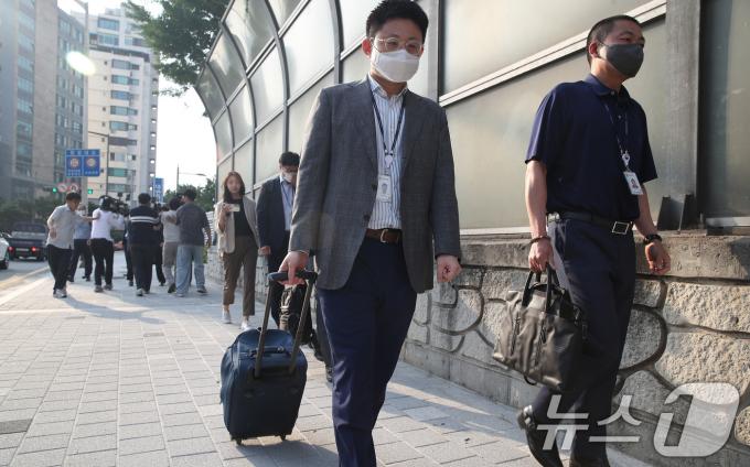 [사진] 의협 현장조사 마친 공정위 조사관들
