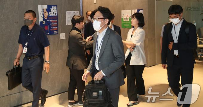 [사진] 대한의사협회 조사 마친 공정위 조사관들