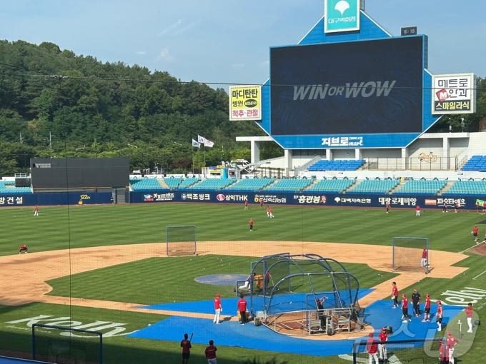 19일 대구 삼성라이온즈파크의 모습. 무더위 속에서 원정 팀 SSG 랜더스 선수들이 훈련을 진행 중이다. ⓒ News1 문대현 기자