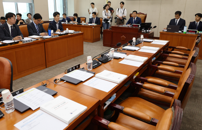 국회 행정안전위원회 전체회의에 국민의힘과 이상민 행정안전부 장관 등 정부 측이 불참해 업무보고가 무산됐다. 사진은 19일 서울 여의도 국회에서 열린 행정안전위원회 전체회의에서 여당 의원들의 불참으로 의석이 비어 있는 모습. /사진=뉴시스
