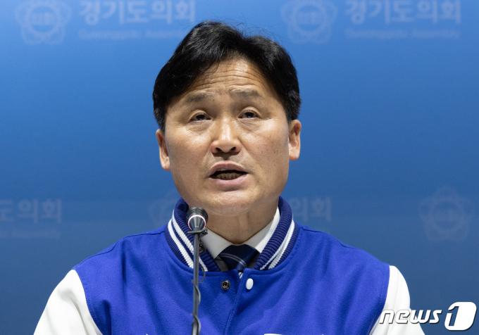 제22대 국회의원선거 수원병에 출마한 김영진 더불어민주당 후보가 14일 오후 경기도 수원시 영통구 경기도의회 브리핑룸에서 열린 수원 지역 후보 합동 공약 발표 기자회견에서 발언을 하고 있다. 2024.3.14/뉴스1 ⓒ News1 이재명 기자