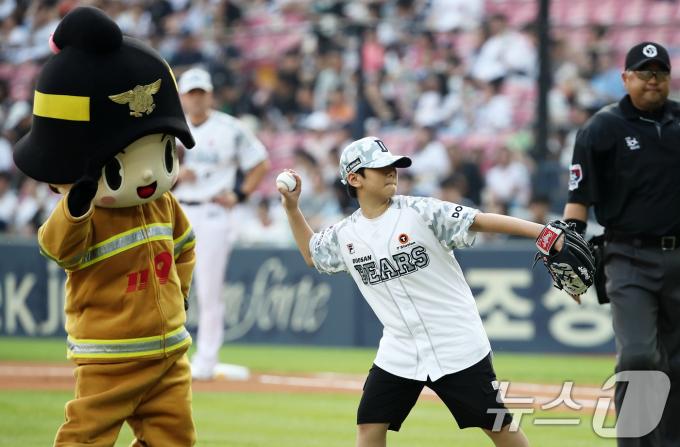 [사진] 순직 소방관 아들 김예준 군의 시구