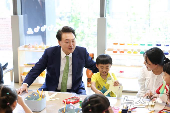 윤석열 대통령이 19일 경기 성남 HD현대 직장어린이집을 방문, 어린이들의 종이인형 만들기 프로그램을 참관하고 있다. (대통령실 제공) 2024.6.19/뉴스1 ⓒ News1 송원영 기자