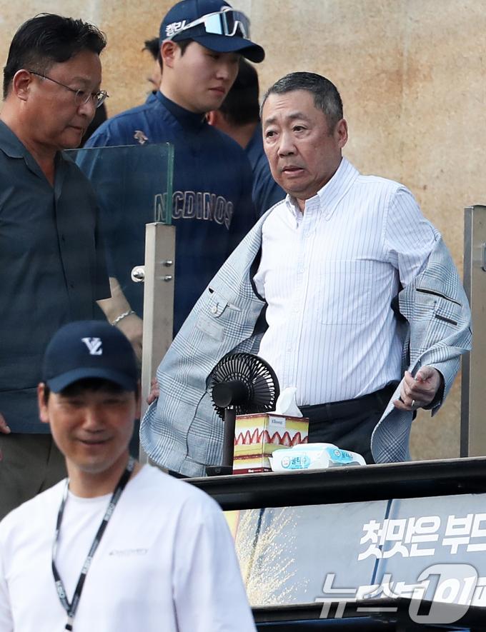 [사진] 폭염에 야구장 찾은 박정원 두산 구단주