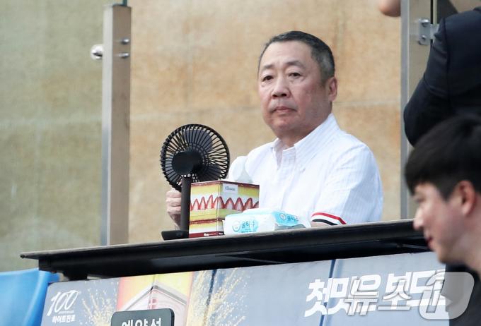 [사진] 35도 폭염에 야구장 찾은 두산 박정원 구단주