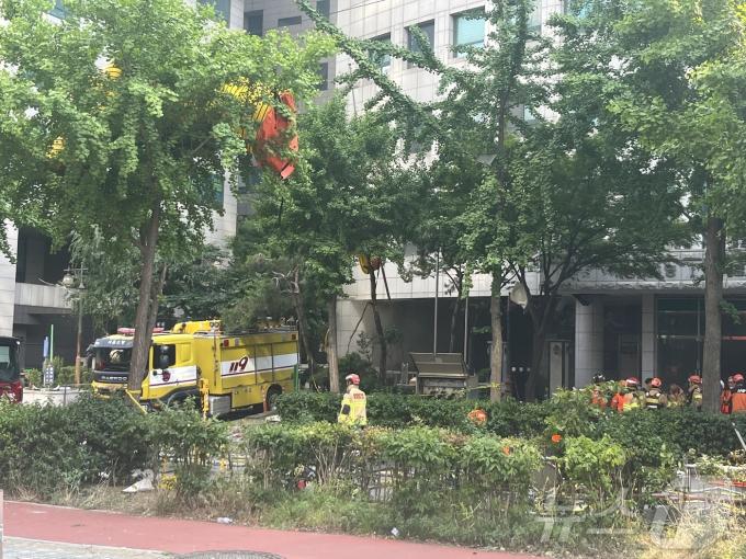 19일 오전 8시쯤 서울 양천구 목동 한 23층짜리 아파트 건물 지하 주차장에서 화재가 발생했다. 2024.06.19/뉴스1 ⓒ 윤주현기자