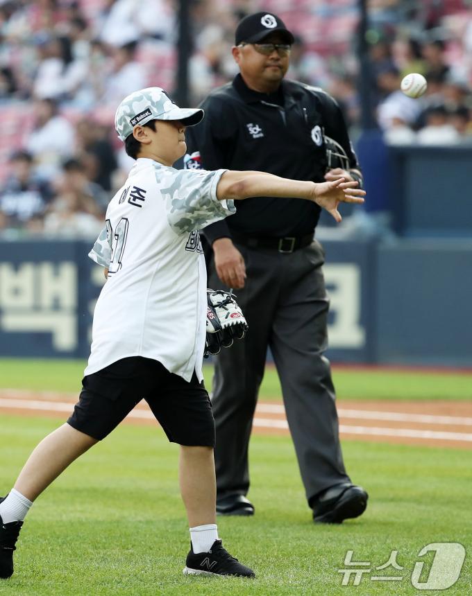 [사진] 시구하는 고 김범석 소방장 아들 예준 군