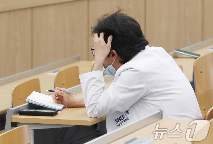 19일 오후 서울 종로구 서울대학교 의학대학 융합관 박희택홀에서 서울대의대-서울대병원 교수협의회 비상대책위원회 주최로 열린 '한국 의료제도 속 비급여 실손보험' 심포지엄에서 서울대학교 병원 의료진이 강연을 경청하고 있다. 2024.6.19/뉴스1 ⓒ News1 임세영 기자