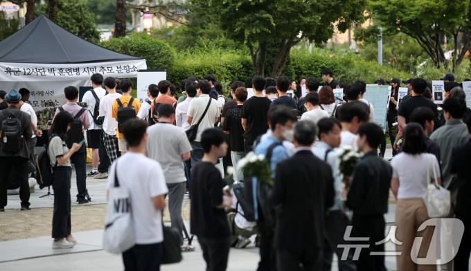 [사진] 길게 줄 지은 훈련병 시민 추모 분향소