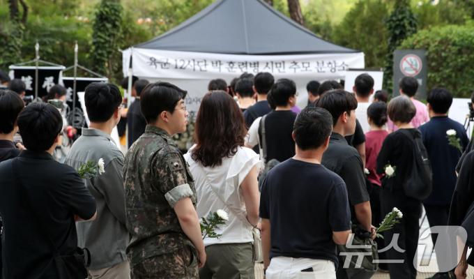 [사진] 퇴근길 추모 이어지는 훈련병 시민 추모 분향소