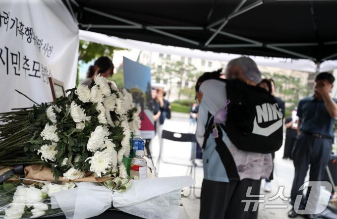[사진] 추모객 위로하는 훈련병의 어머니