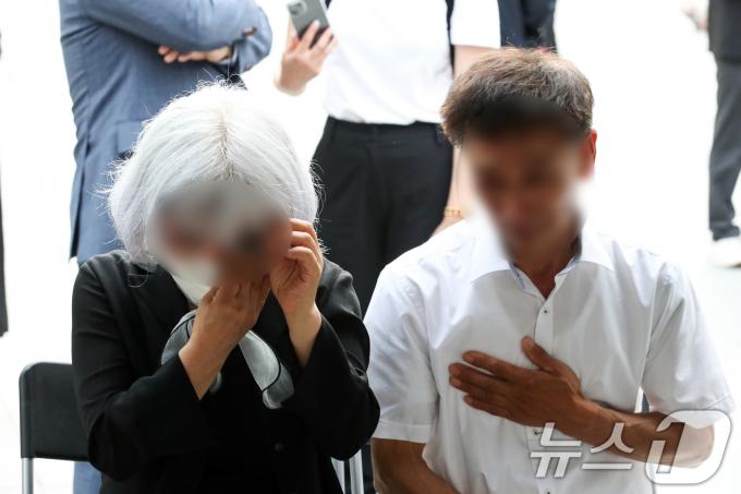 [사진] 찢기는 부모의 마음