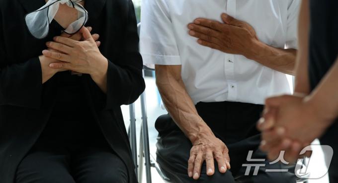 [사진] 슬픔에 가슴에 손을 얹고