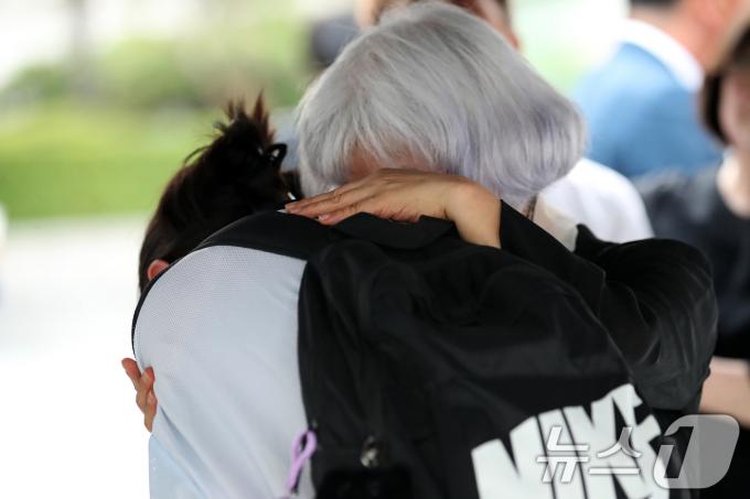 [사진] 포옹으로 나누는 슬픔