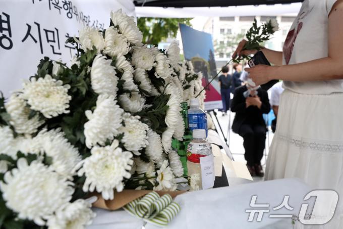 [사진] 퇴근길 이어지는 시민들의 추모