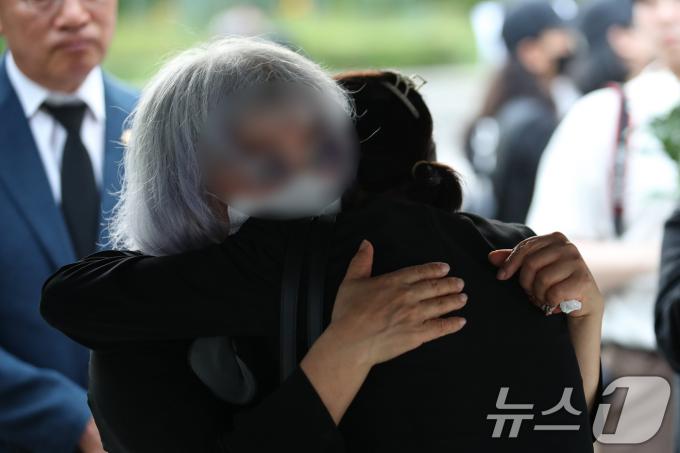 [사진] 너무 고통스러운 순간 '서로를 위로하는 포옹'